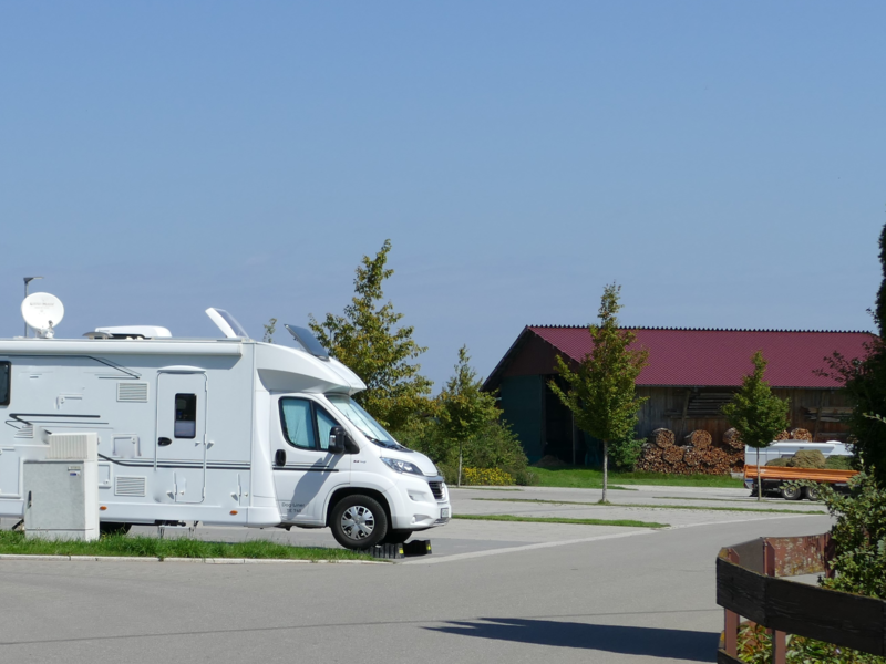 Wohnmobil auf Wohnmobilstellplatz