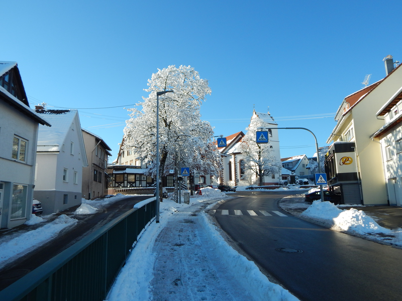 Blick auf die Ortsmitte mit Kirche in Aichhalden im Winter 2023