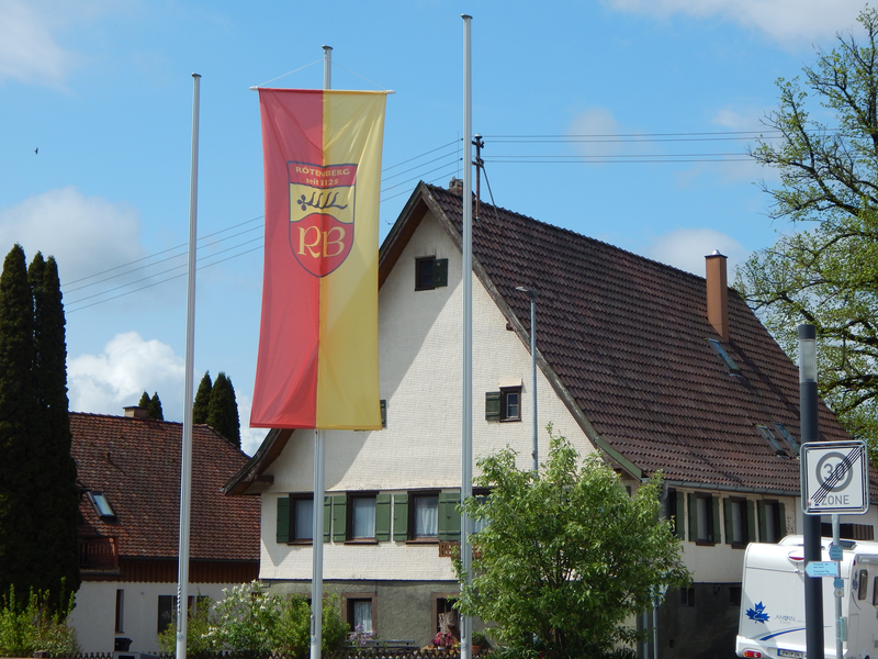 Die Fahne des Vereinsrings ist am Dorfplatz gehisst.